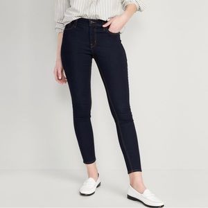 Old Navy Mid-Rise Rockstar Super-Skinny Jeans for Women
Color: Rinse